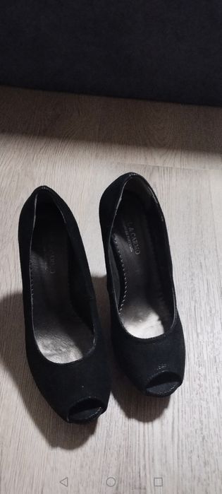 Sapatos pretos brilhantes