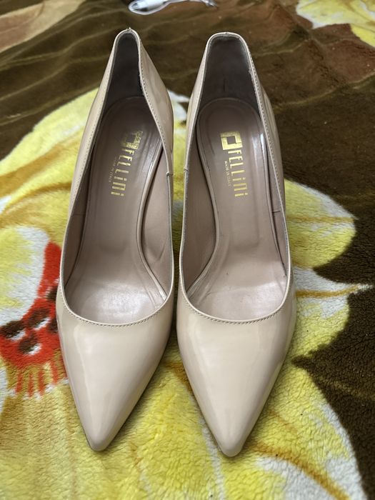 Туфли женские итальянские, лаковые, на каблуках небольшие изьяны, поэт