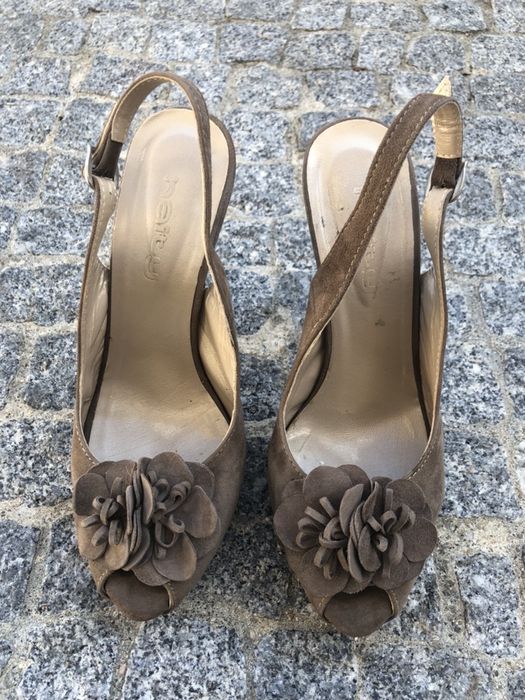 Sapatos salto alto em camurça