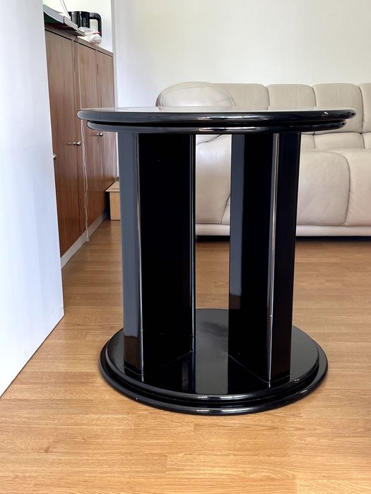 Mesa preta lacada com design dos anos 80