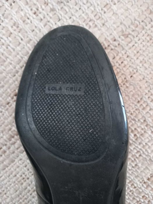 Sabrinas estilo mocassins em couro preto envernizado T37 Lola Cruz