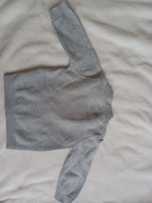 Szary rozpinany sweterek dla chlopca chrzest ślub r. 74