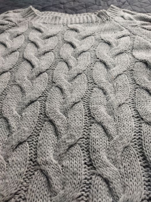 Długi sweter dzianinowy damski