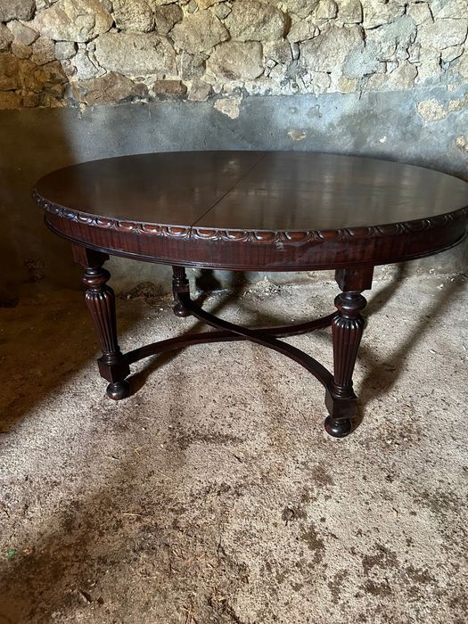 Mesa oval antiga em madeira maciça