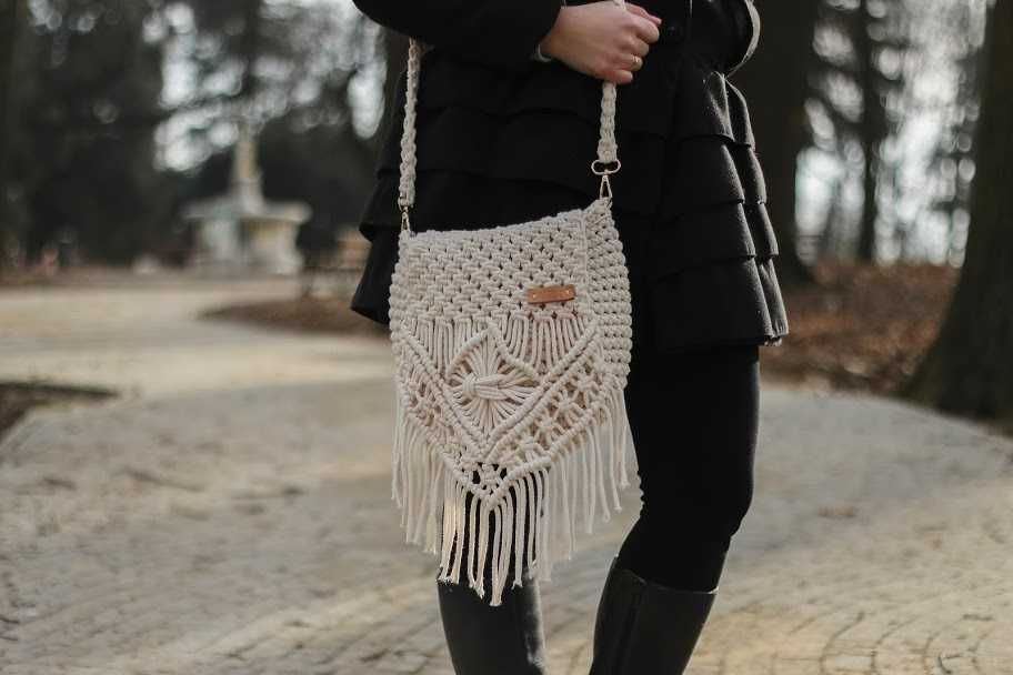 Torebka makrama z frędzlami w stylu boho