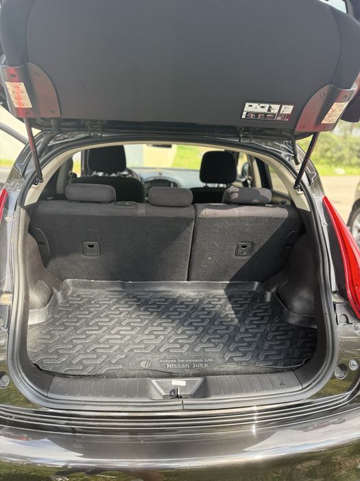 Nissan Juke шоколадного кольору кроссовер жук нисан