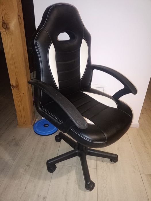 Fotel Gamingowy skórzany stan idealny czarno biały