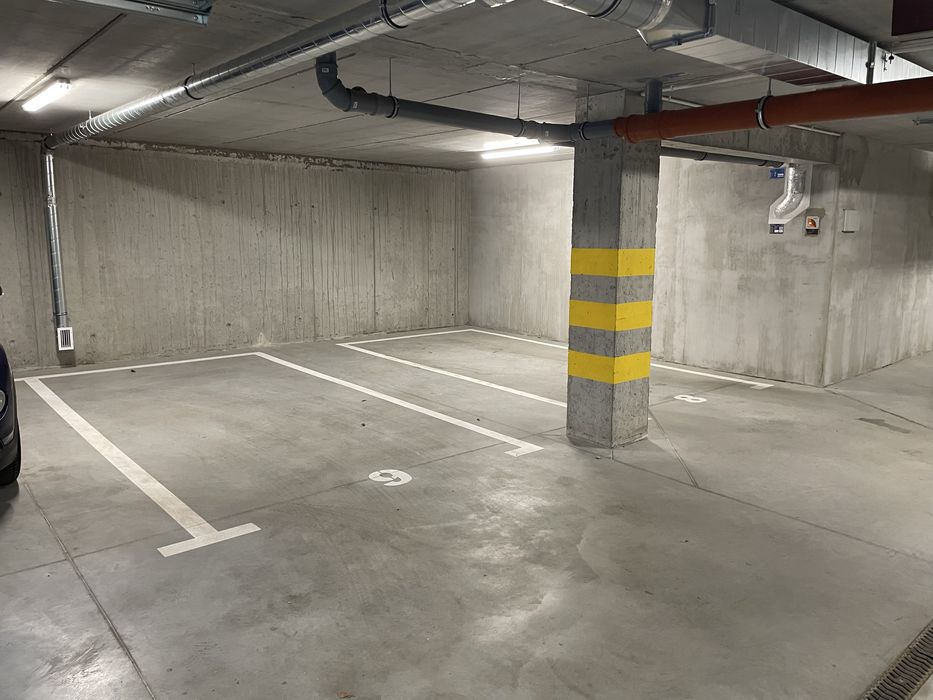 wynajmę miejsce postojowe w hali garażowej  Rumia ul. Kosynierów 82 B