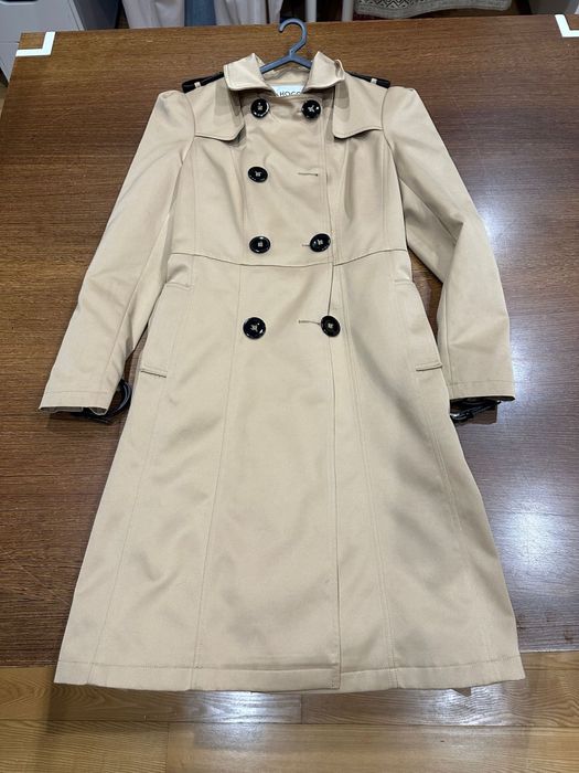 gabardina bege com bordado Sahoco