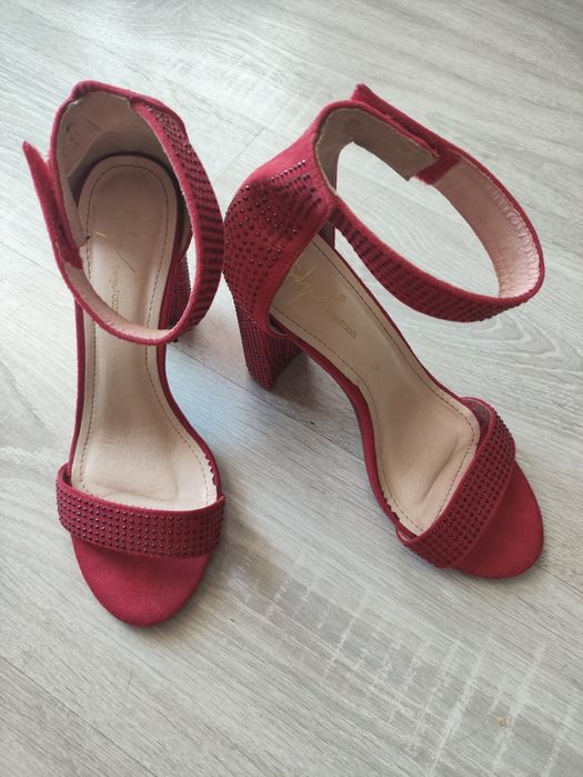 Czerwone buty na słupku