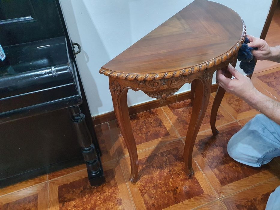 Mesa meia lua muito antiga em muito bom estado.