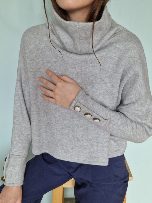 Szary melanżowy golf sweter z golfem z ozdobnymi guzikami elegancki