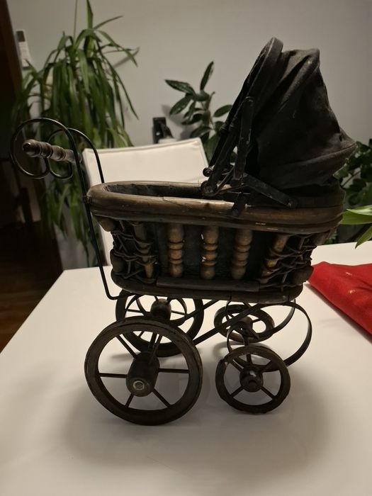 Stary zabytkowy wózek dla lalek