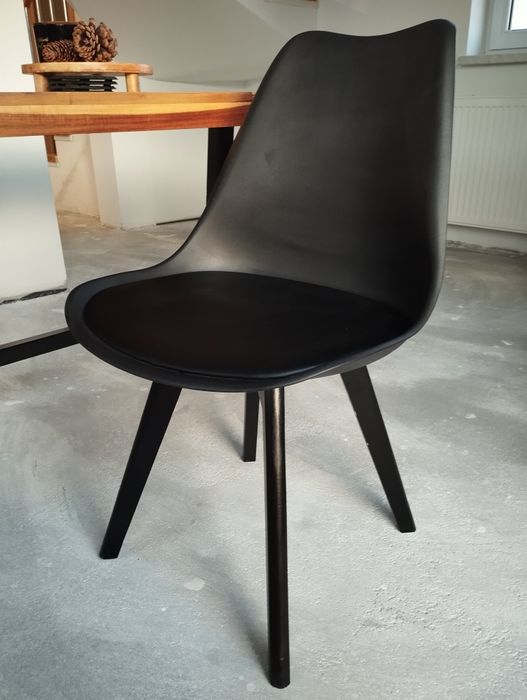 Sprzedam cztery krzesła z miękkim siedziskiem