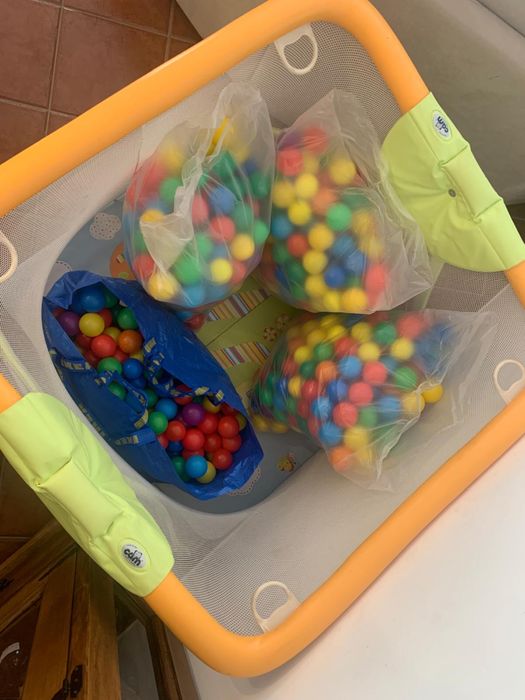 Parque infantil CAM com centenas de bolas