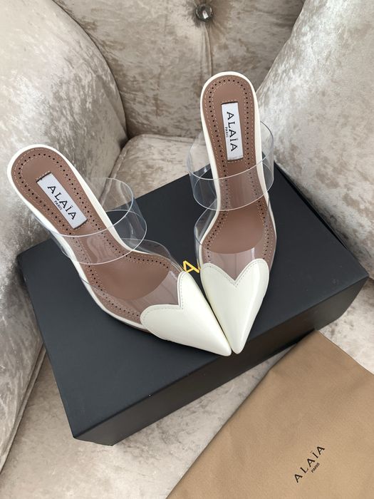 Босоніжки на підборах сердечки лакова шкіра