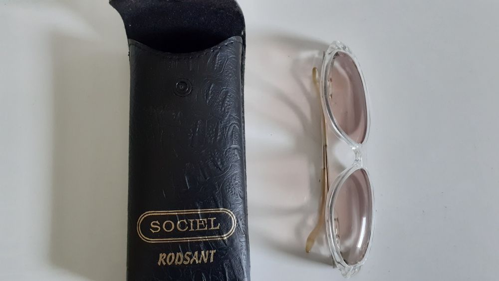 Chinelos caseiros novos, porta retratos, tomadas