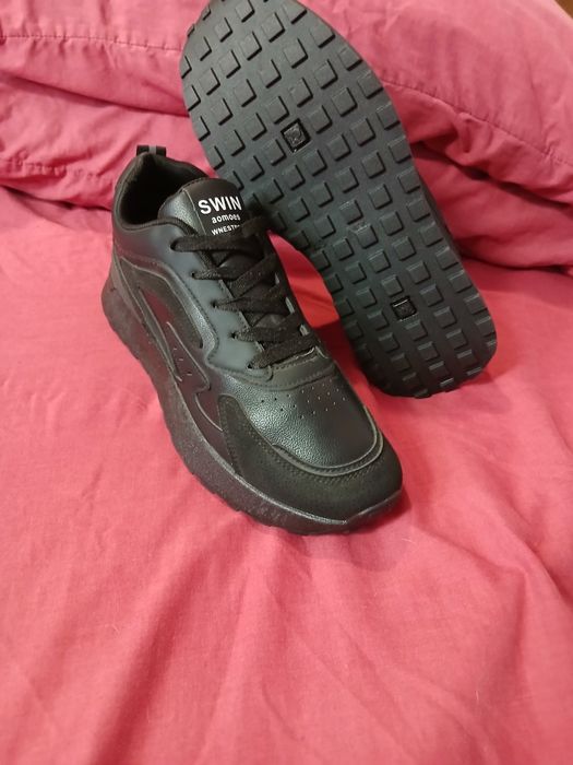 Продам чоловічі кросівки 531грн