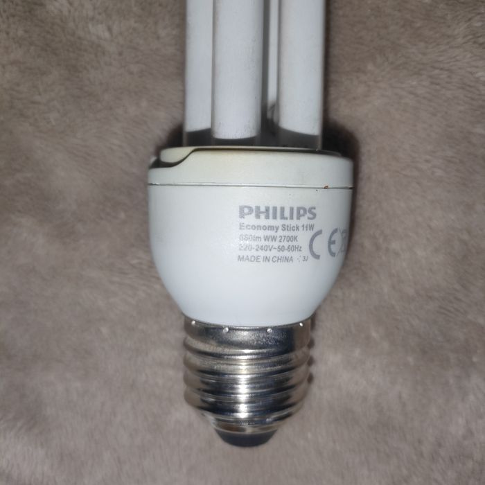 7 świetlówek, żarówek Polux i Philips. Cena za zestaw.