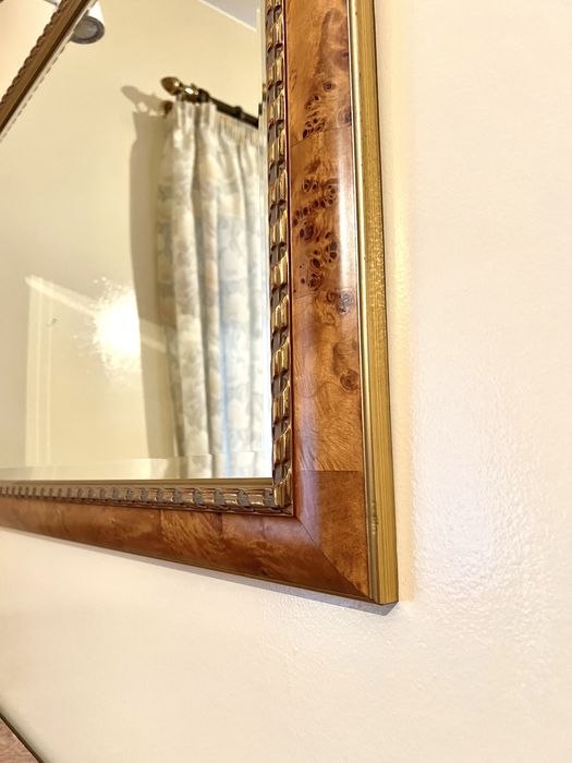 Espelho antigo com moldura de madeira