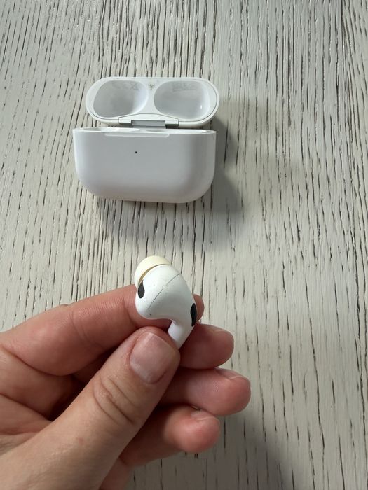 зарядний футляр (кейс) та правий навушник Apple AirPods Pro