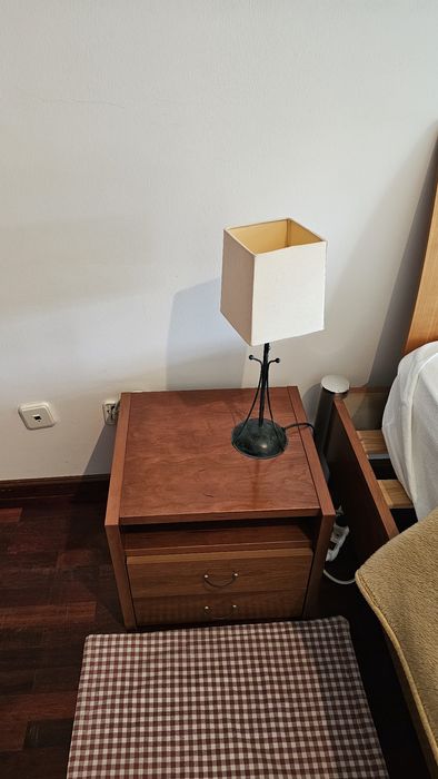 Cama de casal moderna com colchão 160x200 e 2 mesas de cabeceira