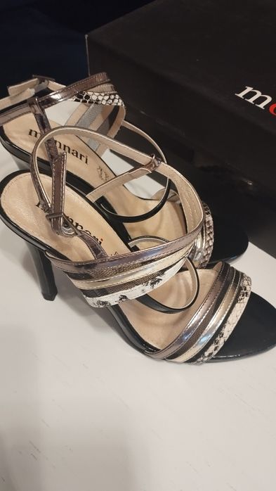 Sandały na obcasie firmy Monnari