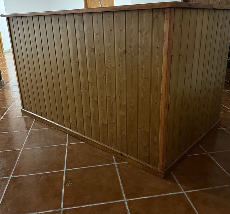 Vendo balcao de recepcao em madeira