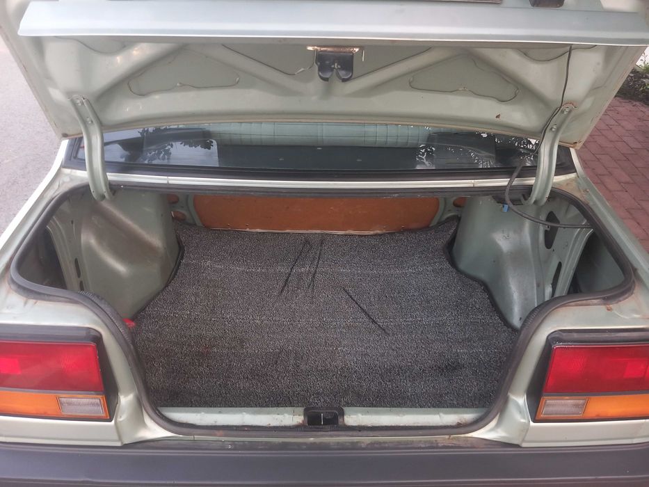 Toyota sedan E80, 1300cc, 1983, com inspecção e documentação em dia