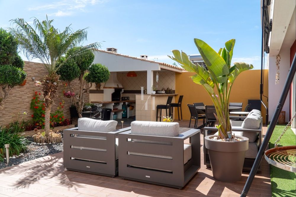 Moradia T5 com piscina e jardim para venda em Moncarapacho