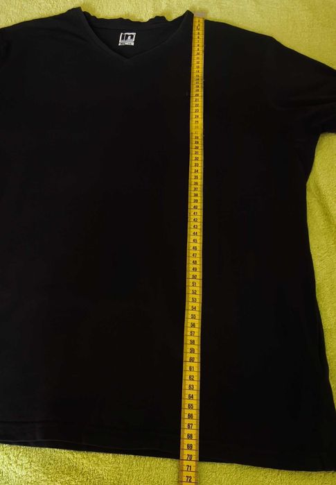 T-Shirt Preta de Algodão Manga Curta Decote em V - Homem (Tamanho XL)