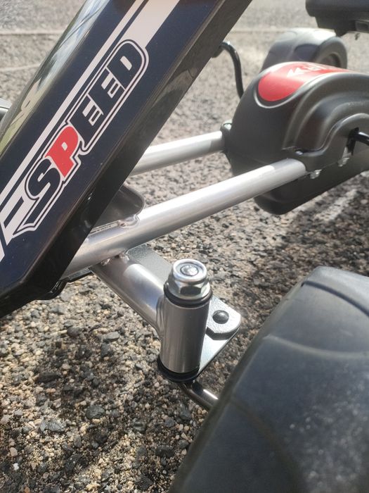 Carrinho de criança a pedais