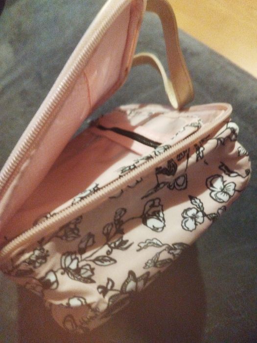 Kosmetyczka Oriflame jasny róż z kwiatami