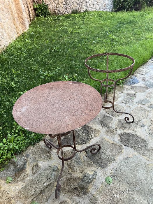 Mesas de ferro e suporte de cântaros