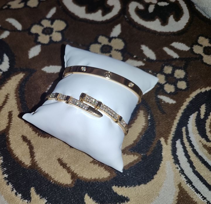 Браслет в стиле Cartier  с камнями