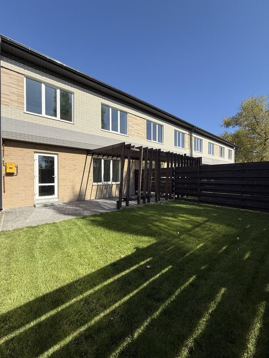 Продам таунхаус з гаражем