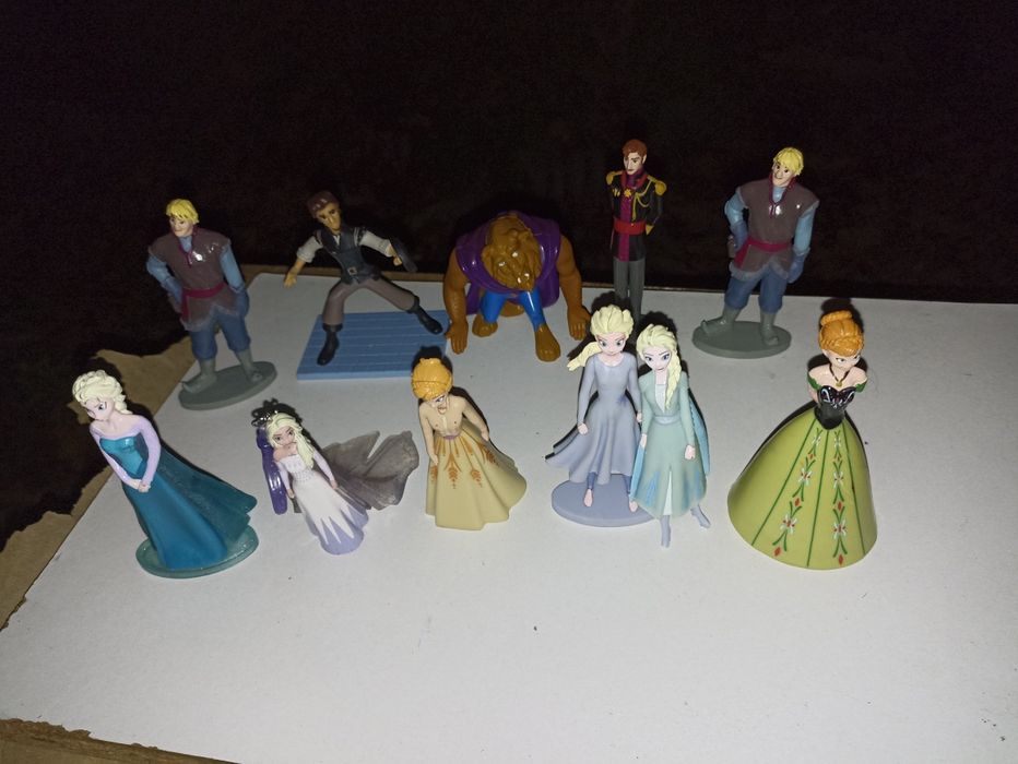 Trzynaście figurek z bajek Disney