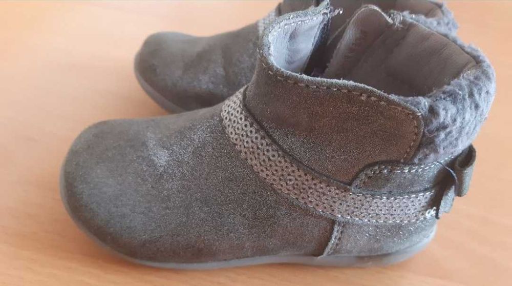 Botas da Chicco para criança tamanho 23 usadas uma vez como novas