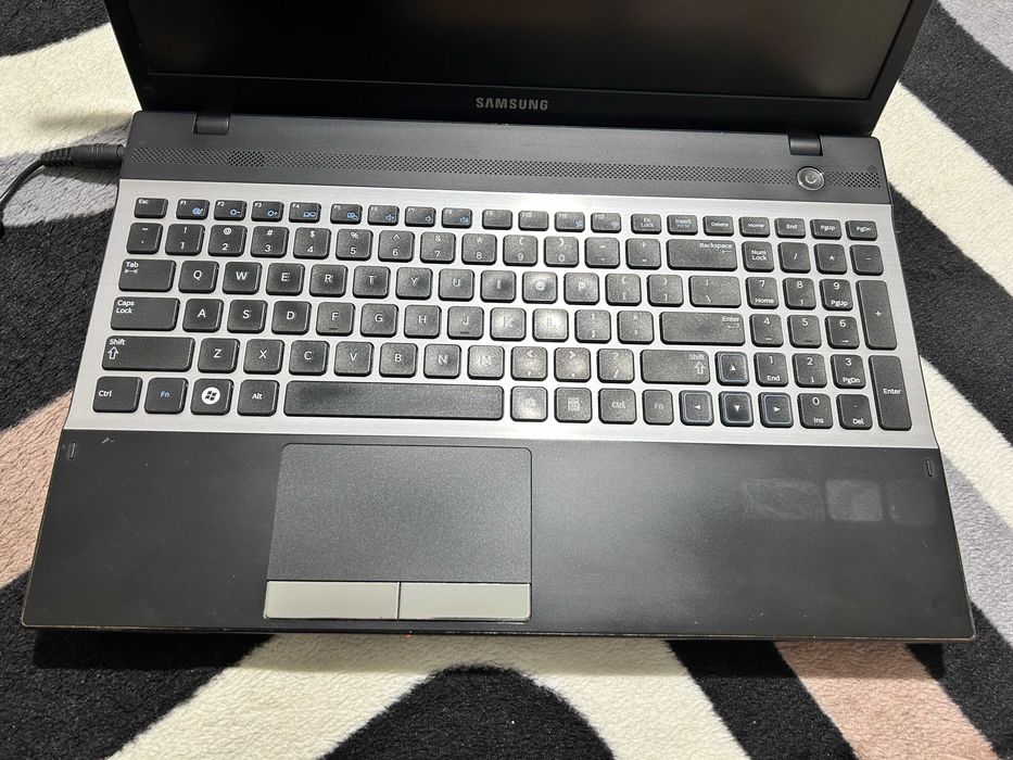Samsung NP300V5A / i3 / 4GB DDR / 250 GB HDD + zasilacz