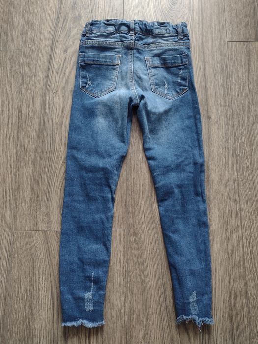 Spodnie jeansowe 122 wyszywane kwiaty