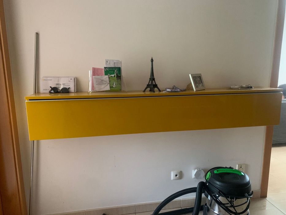Móvel descontinuado amarelo do ikea