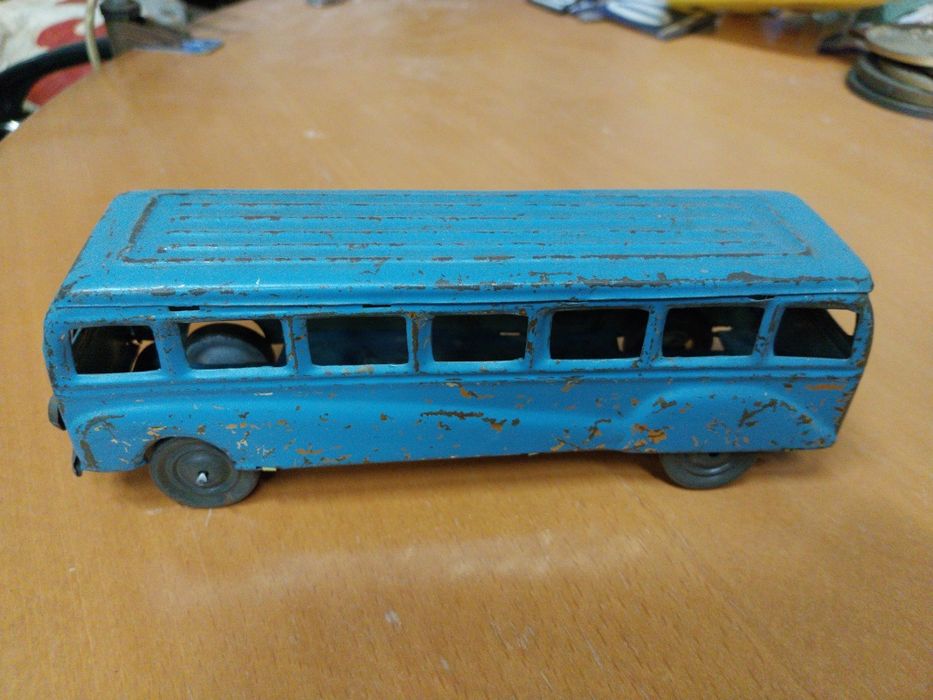 Autocarro antigo em chapa.