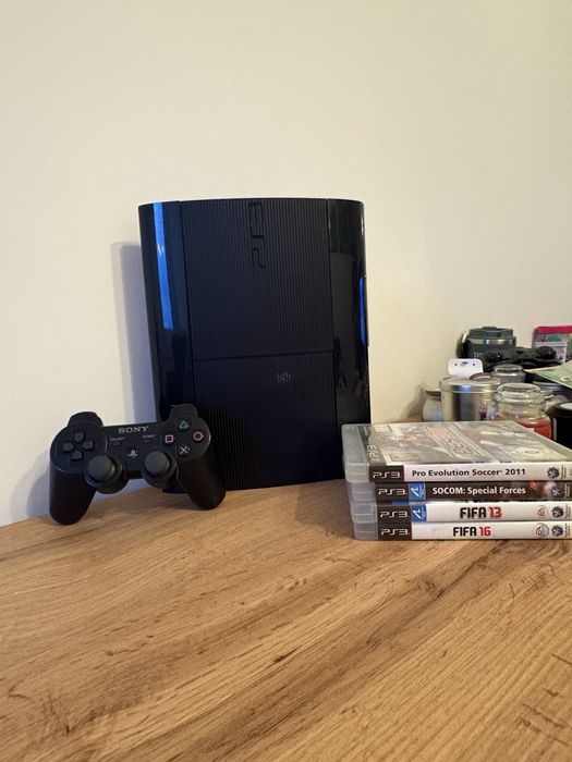 Konsola PS3 465GB + gry+pad