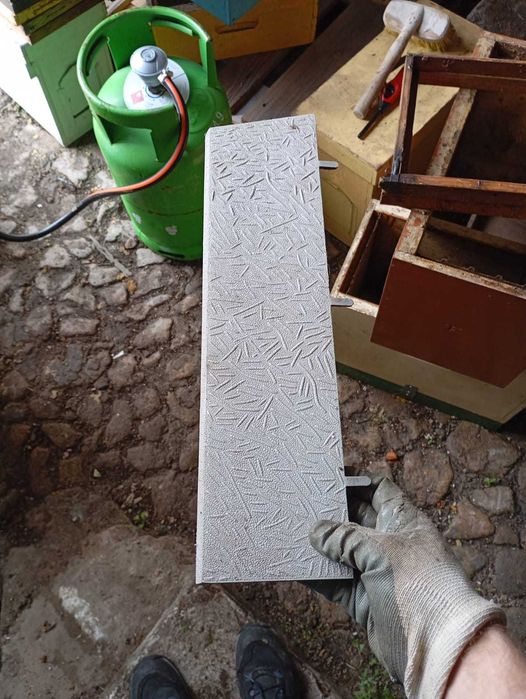 Material apícola: quadros meia alça lusitanos entre outros.