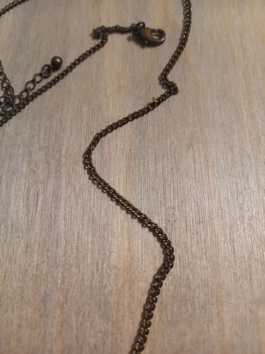 Wisior z zielonymi łezkami