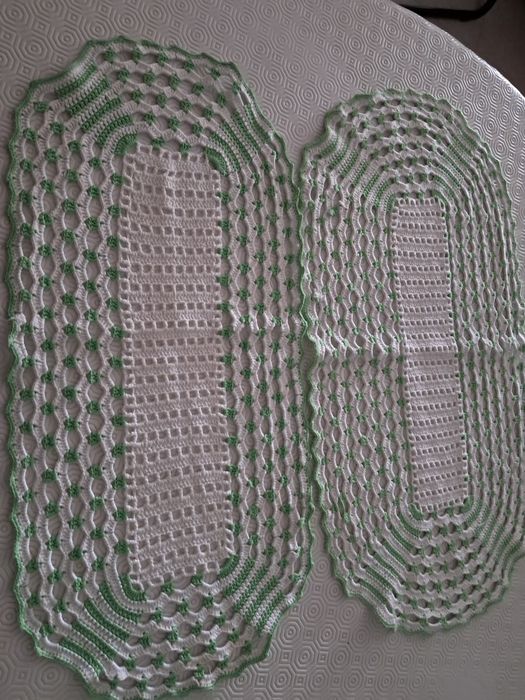 Dois naprons de crochet