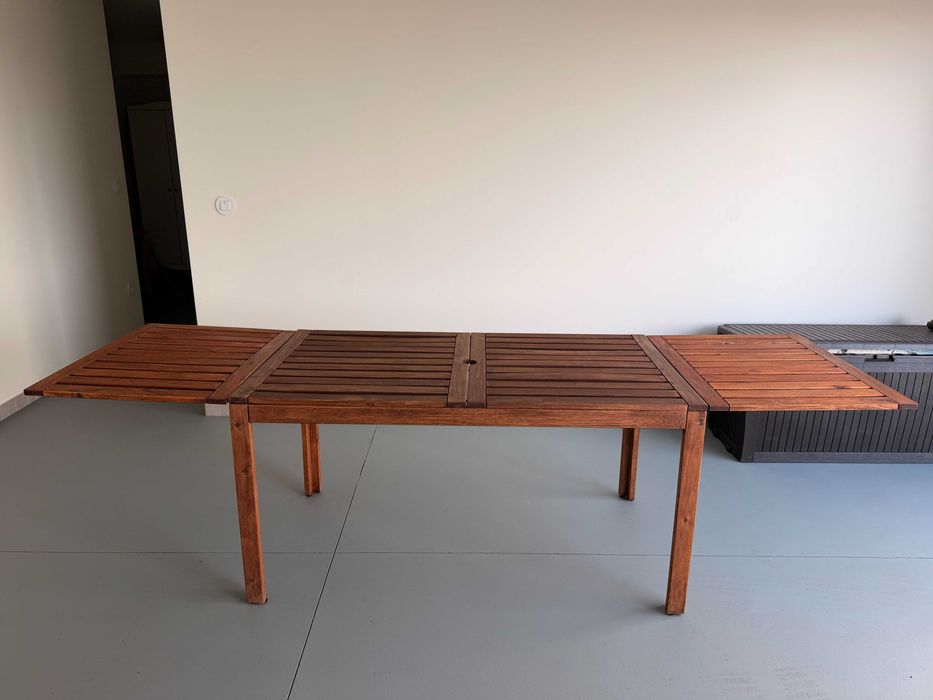 Mesa de jardim em madeira