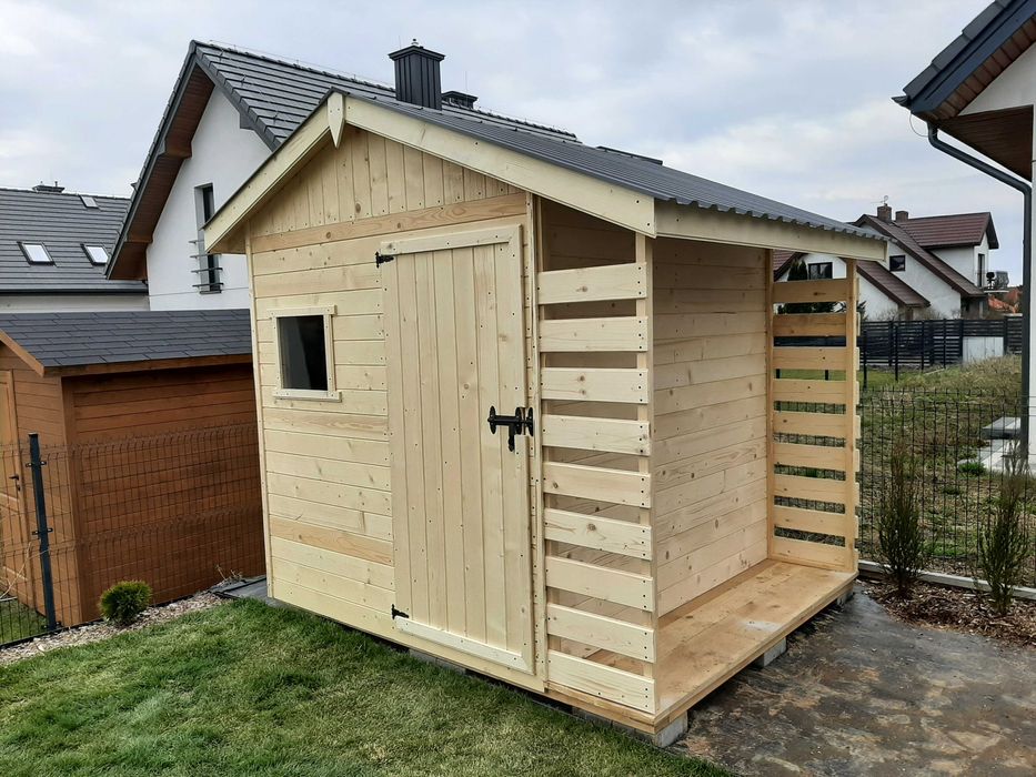 Schowek na narzędzia z drewutnią