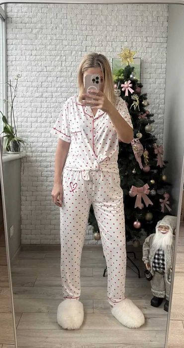 Біла жіноча піжама з червоними сердечками