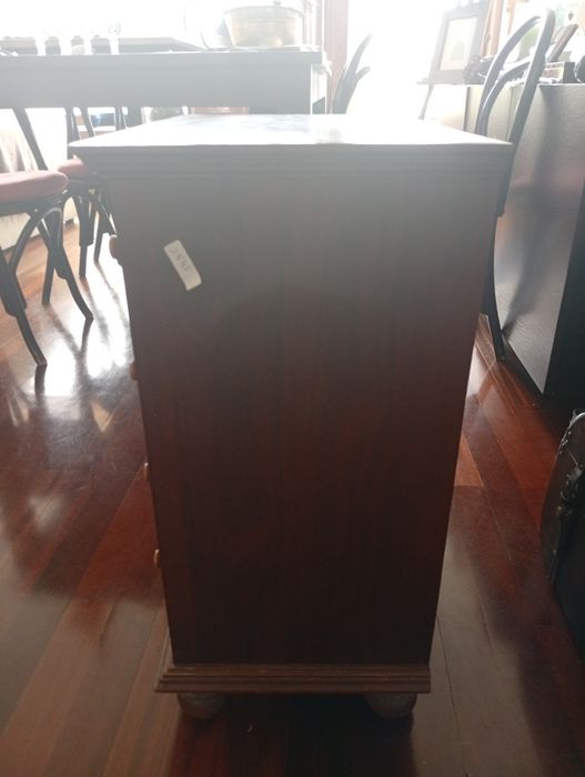 Móvel pequeno em madeira com 4 gavetas